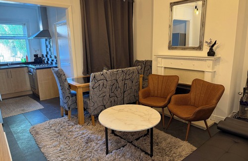 Doncaster House | Modern 3BR Near Town Families, Corporate & Contractors Sleeps 10