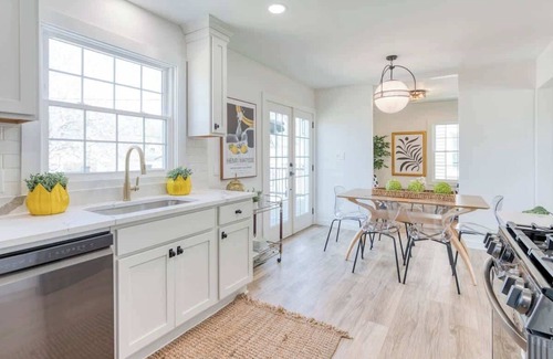 Parma House | Modern 3BR Retreat | Heart of Cleveland Living