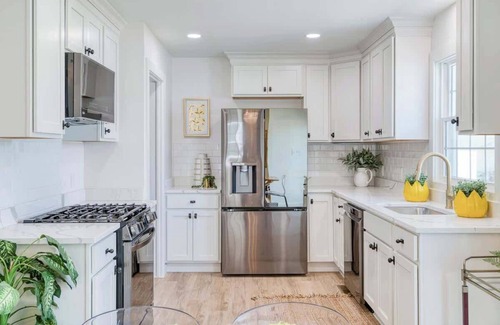 Parma House | Modern 3BR Retreat | Heart of Cleveland Living