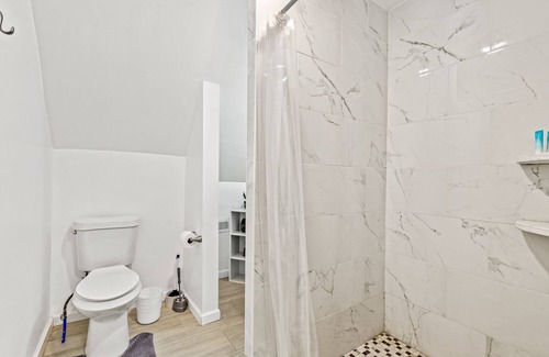Pittsburgh Apartment | Modern 4 BDRM 2 bath Apt Baby & Fur Baby Friendly