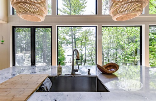 Muskoka Lakes Cottage | Modern 4 bed 3 bath cottage on Lake Muskoka. Sleeps 10!