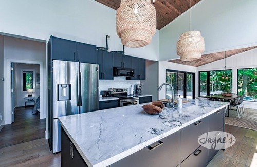 Muskoka Lakes Cottage | Modern 4 bed 3 bath cottage on Lake Muskoka. Sleeps 10!