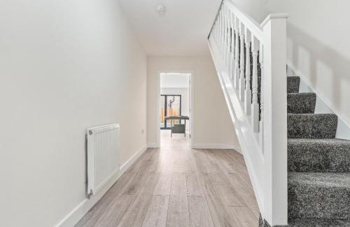 Walsall House | Modern 4-Bed, Parking, Pool Table, Sleeps 11