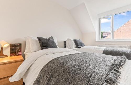 Walsall House | Modern 4-Bed, Parking, Pool Table, Sleeps 11