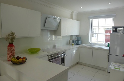 Devonport House | Modern 4 bed Townhouse in Mountwise with study