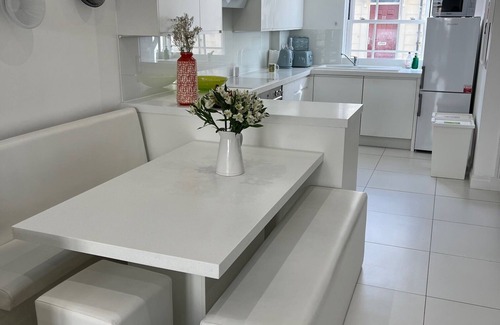 Devonport House | Modern 4 bed Townhouse in Mountwise with study