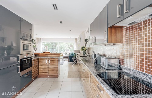 Poole House | Modern 4 bedroom house with Sea Views