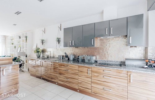 Poole House | Modern 4 bedroom house with Sea Views