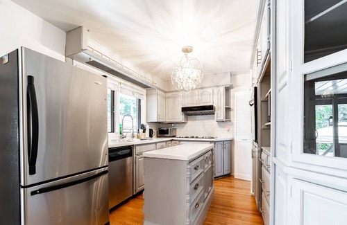 Kitchener House | Modern 4 bedroom in a Quite Neighborhood* NETFLIX* *WIFI*