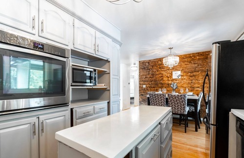 Kitchener House | Modern 4 bedroom in a Quite Neighborhood* NETFLIX* *WIFI*