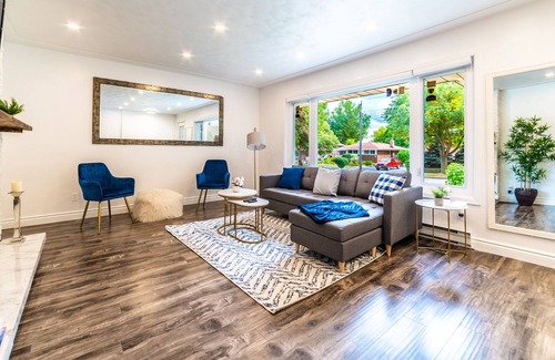 Kitchener House | Modern 4 bedroom in a Quite Neighborhood* NETFLIX* *WIFI*