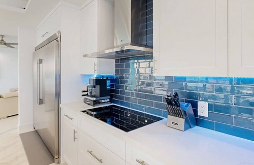 Key Largo House | Modern 4 bedroom Keys home “Salt Life” with a pool. This home is on the Canal.