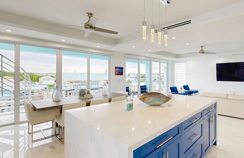 Key Largo House | Modern 4 bedroom Keys home “Salt Life” with a pool. This home is on the Canal.