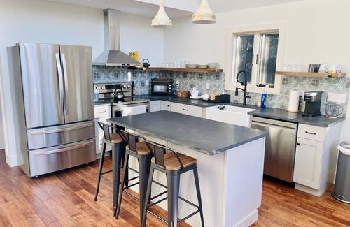 Ludlow Ski Chalet | Modern 4-Bedroom Mountain RetreatnMinutes to Lake Rescue & Echo and Hiking