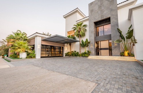 Palm Jumeirah Villa | Modern 4-Bedroom Villa on Palm Jumeirah, with gym and 2 maid's rooms