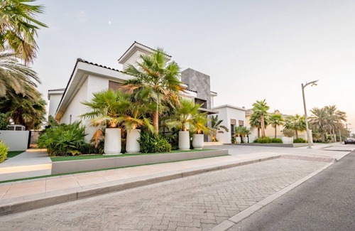 Palm Jumeirah Villa | Modern 4-Bedroom Villa on Palm Jumeirah, with gym and 2 maid's rooms