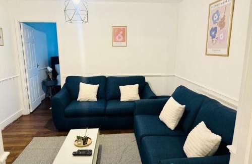 Newark upon Trent Apartment | Modern 4-Bedrooms House - Near City Centre - QMC - Arnold Market - Sleeps 8