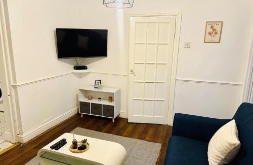 Newark upon Trent Apartment | Modern 4-Bedrooms House - Near City Centre - QMC - Arnold Market - Sleeps 8