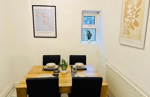 Newark upon Trent Apartment | Modern 4-Bedrooms House - Near City Centre - QMC - Arnold Market - Sleeps 8