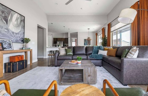 Williams House | Modern 4-BR Grand Canyon Home | Hot Tub & AC