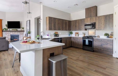 Williams House | Modern 4-BR Grand Canyon Home | Hot Tub & AC