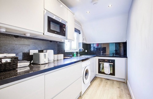 Basildon House | Modern 4BD Retreat: Bright and Stylish Comfort