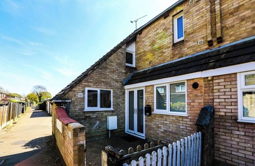 Basildon House | Modern 4BD Retreat: Bright and Stylish Comfort