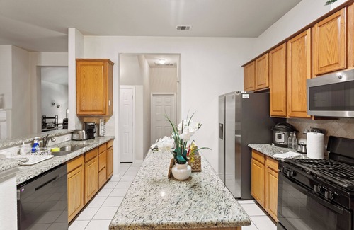 Plano House | ★ Modern 4BR Family Retreat Pet-Friendly/No Carpet, Game Room, Great Location