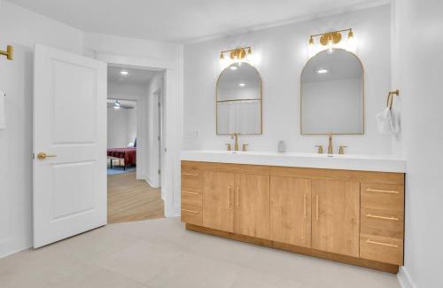 Myrtle Beach House | Modern 4BR Steps to Shore