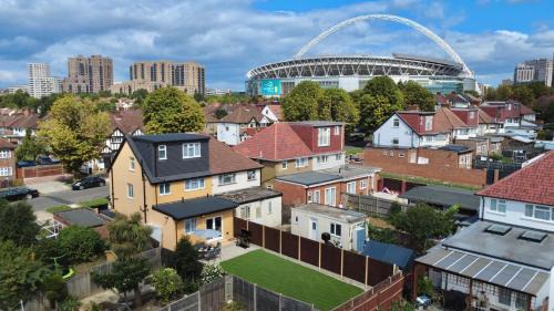 Tokyngton Apartment | Modern 5 Bed Home by Wembley Stadium Sleeps 11 and Free Parking