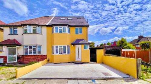 Tokyngton Apartment | Modern 5 Bed Home by Wembley Stadium Sleeps 11 and Free Parking