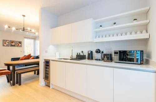 Cribbs Causeway House | Modern 5 Bedroom Town House with off St Parking