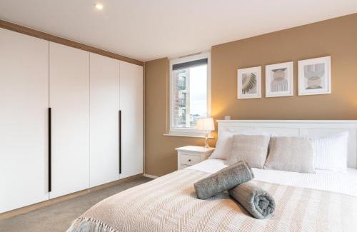 Cribbs Causeway House | Modern 5 Bedroom Town House with off St Parking