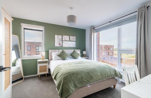 Cribbs Causeway House | Modern 5 Bedroom Town House with off St Parking