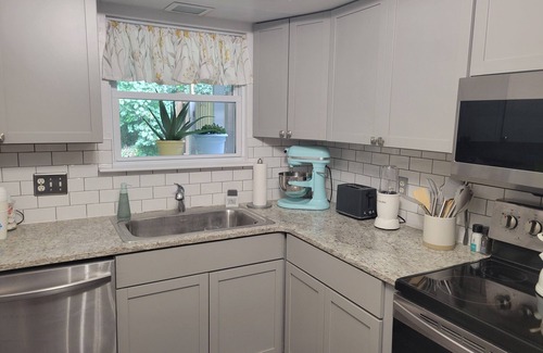 State College House | Modern. 5 min to Penn State Breakfast included, King bed, Game Room! Toftrees