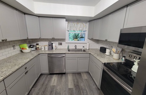 State College House | Modern. 5 min to Penn State Breakfast included, King bed, Game Room! Toftrees