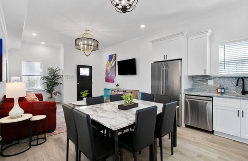 Tulane - Gravier House | Modern 5BR/5BA Escape | Near FQ & Private Parking