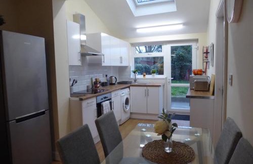 Birmingham Apartment | Modern 6-Bed-Groups-Contractors onsite Parking Vans-Cars