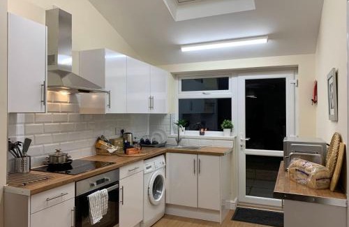 Birmingham Apartment | Modern 6-Bed-Groups-Contractors onsite Parking Vans-Cars