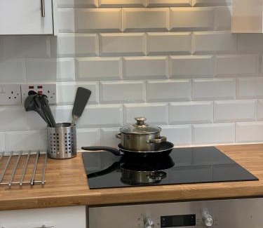 Birmingham Apartment | Modern 6-Bed-Groups-Contractors onsite Parking Vans-Cars
