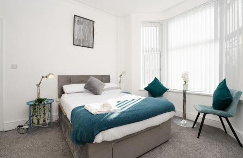 Wallasey Apartment | Modern 6bedroomall ensuite in Birkenhead Free Parking and Wifi