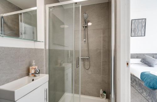 Wallasey Apartment | Modern 6bedroomall ensuite in Birkenhead Free Parking and Wifi