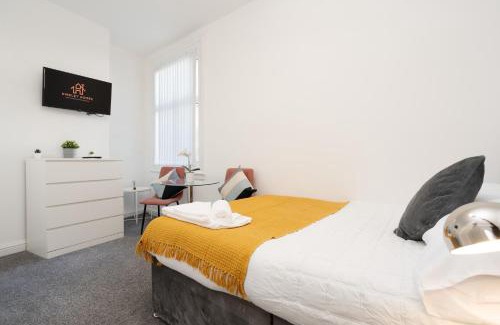 Wallasey Apartment | Modern 6bedroomall ensuite in Birkenhead Free Parking and Wifi