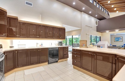 Survey Creek Villa | Modern 6BR Villa Resort Style Pool on Golf Course