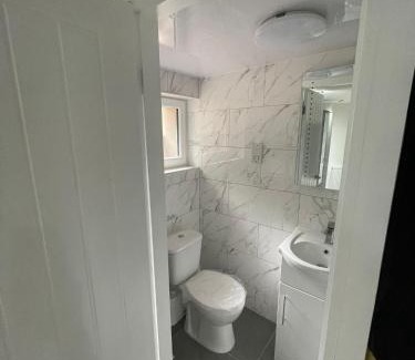 Northenden Apartment | Modern 8-Room Ensuite House with Shared Lounge and Kitchen