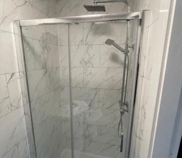 Northenden Apartment | Modern 8-Room Ensuite House with Shared Lounge and Kitchen