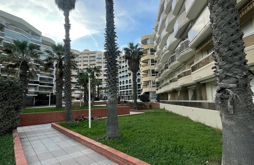 Le Grand Large Apartment | Modern air-conditioned seaside apartment in Canet, pet-friendly, parking included