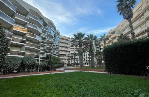 Le Grand Large Apartment | Modern air-conditioned seaside apartment in Canet, pet-friendly, parking included