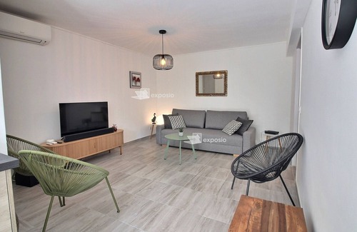Le Grand Large Apartment | Modern air-conditioned seaside apartment in Canet, pet-friendly, parking included