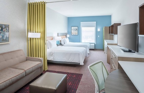 Airport North Hotel | Modern Airport Stay | Pool, Fitness Center & Free WiFi | 2 Units